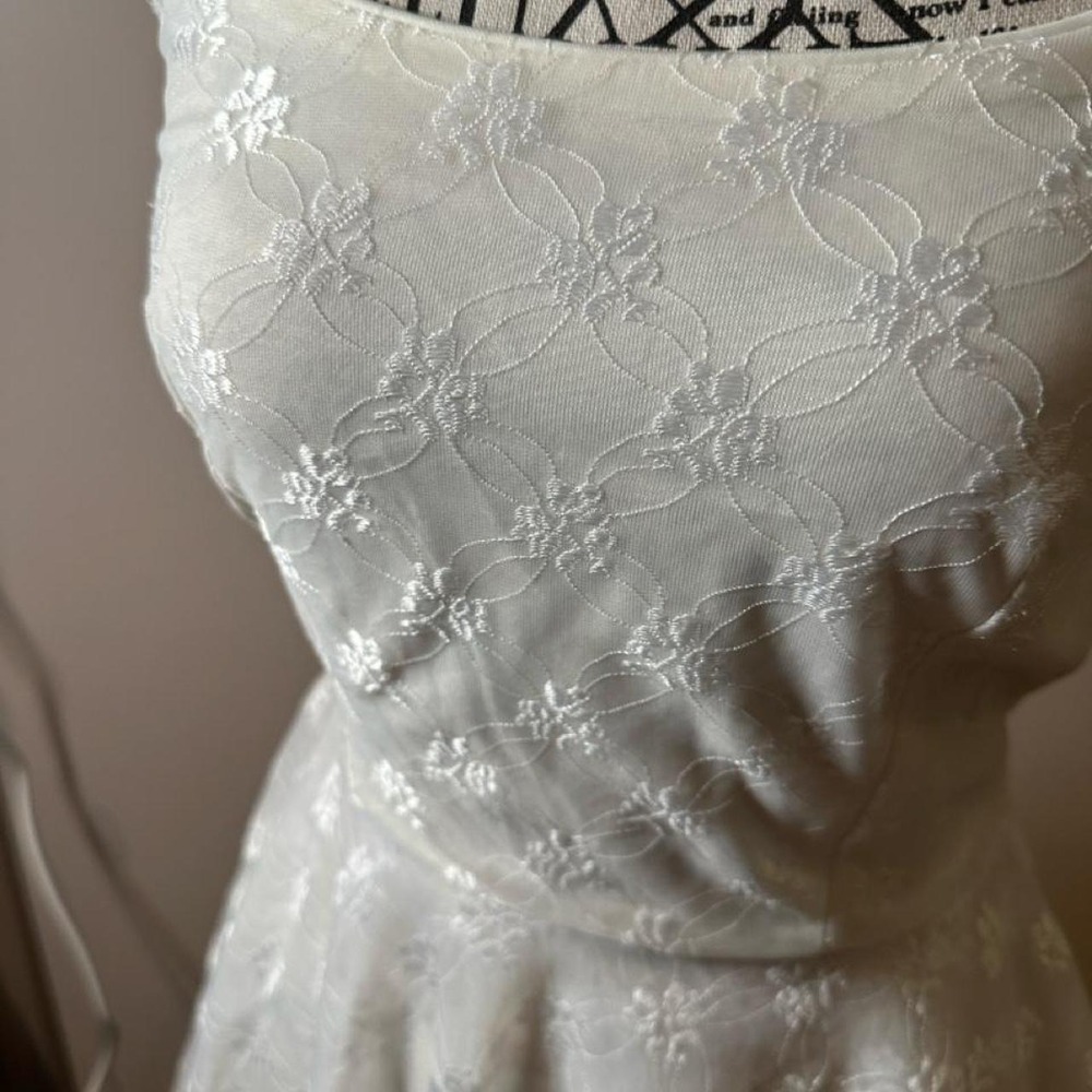 1980's to 1990's era Vintage Made in Canada White lace dress with floral - Picture 3 of 7